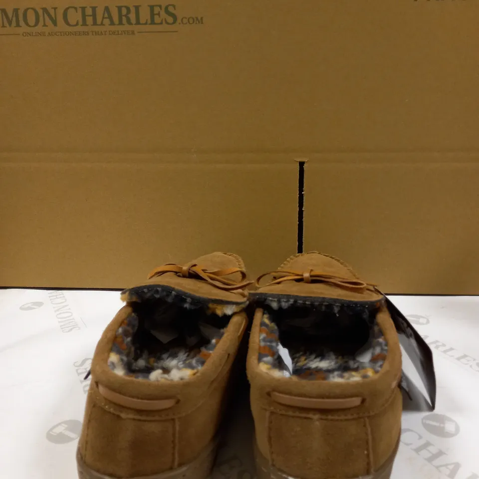 MUK LUKS MENS TAN SLIP ON SHOES - SIZE 11