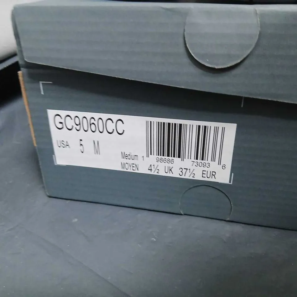 NEW BALANCE SNEAKERS – BLUE/GREY, UK 4.5 (US 5) – BOXED