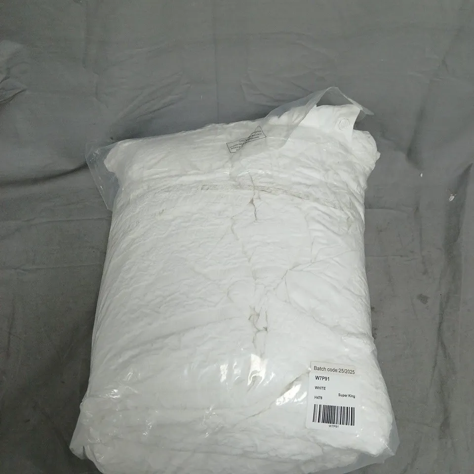 MICHELLE KEEGAN DUVET COVER SET – WHITE, SUPER KING, 3-PIECE (DUVET COVER WITH 2 PILLOWCASES)