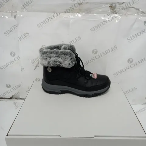 BOXED SKECHERS WOMENS ANTI SLIP AND WATERPROOF BOOTS - SIZE 7