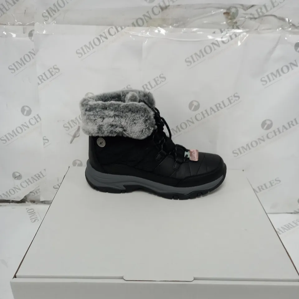 BOXED SKECHERS WOMENS ANTI SLIP AND WATERPROOF BOOTS - SIZE 7