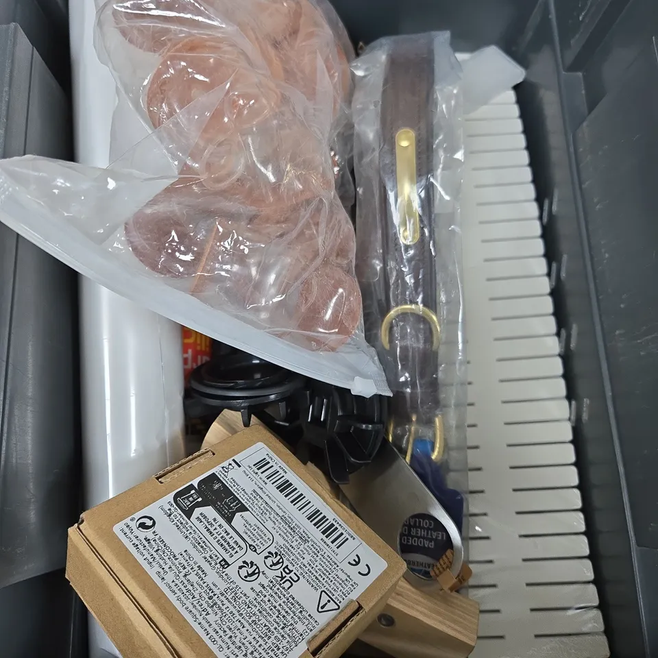 APPROXIMATELY 15 ASSORTED HOUSEHOLD ITEMS TO INCLUDE SINGING CAKE 2 LIGHT UP AND MUSICAL CARD, FLIPCHART MARKERS AND T-CUT COLOUR FAST SCRATCH REMOVER BLACK