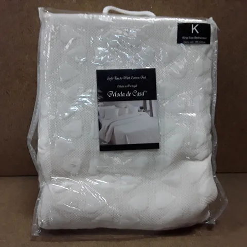 BRAND NEW MODA DE CASA BED SPREAD - KING SIZE  (WHITE)