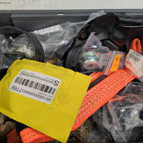 APPROXIMATELY 10 ASSORTED VEHICLE PARTS & ACCESSORIES/TOOLS TO INCLUDE RATCHET STRAP, SEATBELT, ETC - COLLECTION ONLY