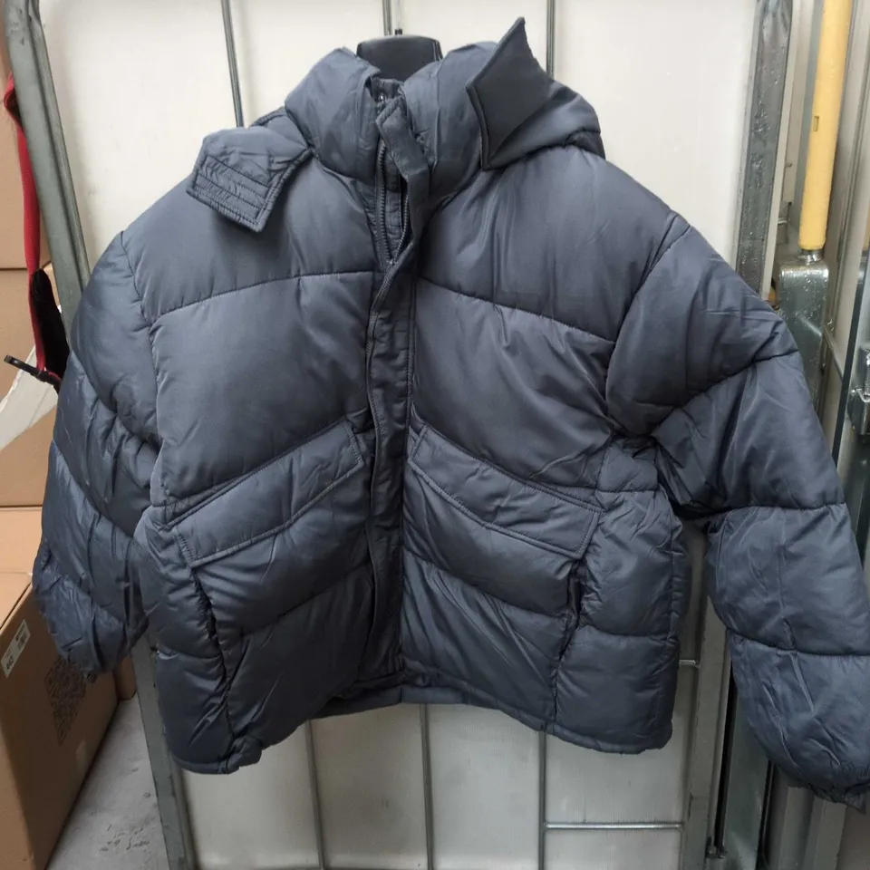 BOX OF APPROXIMATELY 20 ASSORTED CLOTHING ITEMS TO INCLUDE:  GREY PUFFER AND BROWN CHINOS