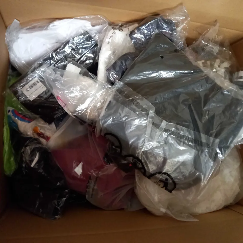 LOT OF APPROX 25 ASSORTED CLOTHING ITEMS VARYING IN SIZE/COLOUR/STYLE TO INCLUDE: TROUSERS, TOPS, DRESSES
