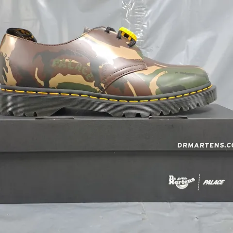 BOXED PAIR OF DR MARTENS 1461 PALACE SHOES IN WOODLAND CAMO PRINT SIZE UK 9.5