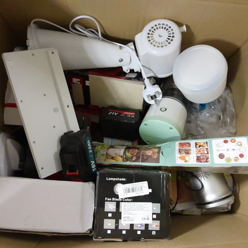 APPROXIMATELY 15 ASSORTED ELECTRICALS TO INCLUDE BOXED HAIR DRYER, BOXED STRAIGHTENER BRUSH, FLOWER FAN LIGHT, ETC