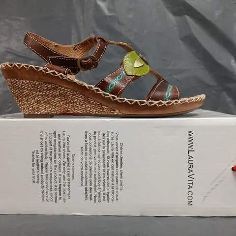 BOXED PAIR OF LAURA VITA WEDGE SANDALS IN TAN/MULTI SIZE 6