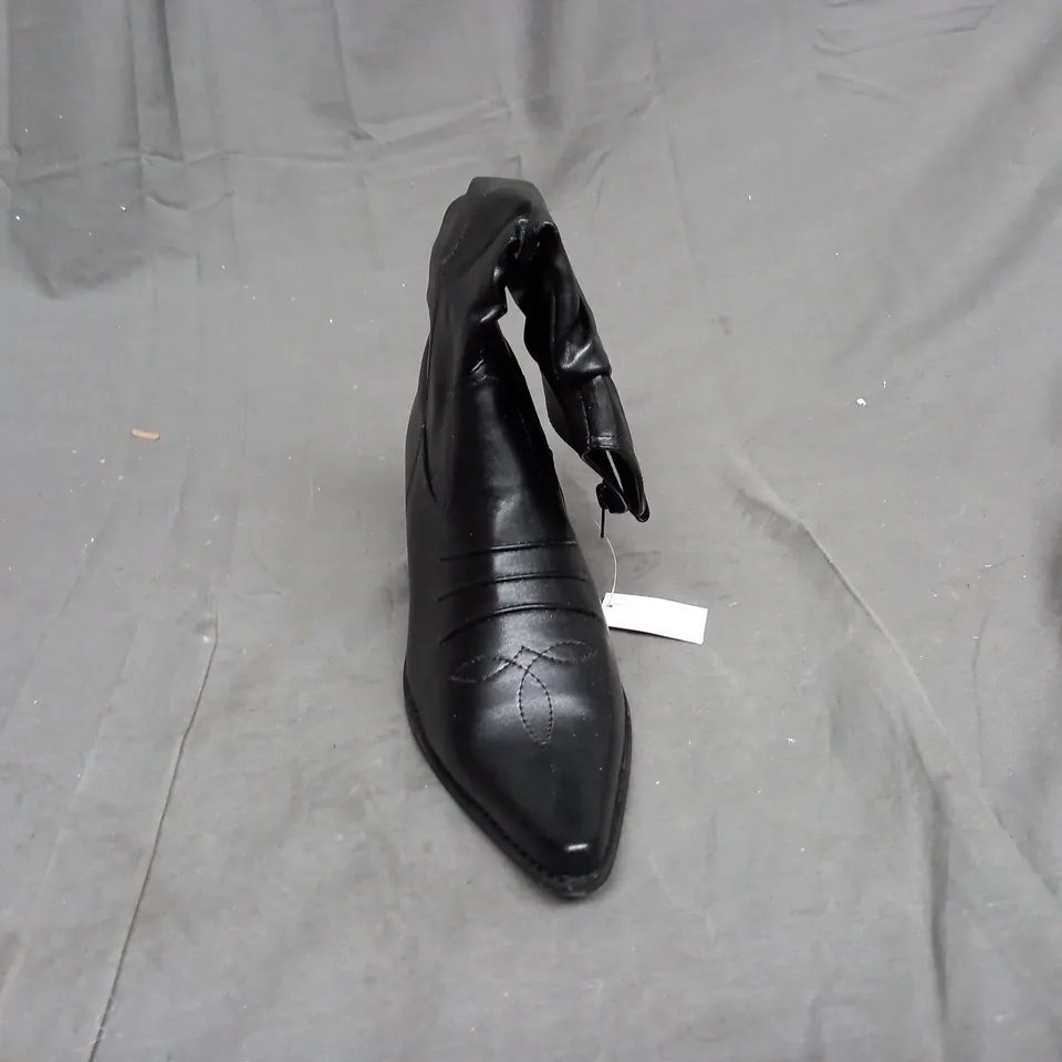 A BOX OF A PAIR OF FLIN SHOES/HEELS IN BLACK
