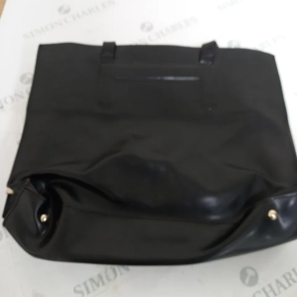 BLACK FAUX LEATHER HANDBAG 
