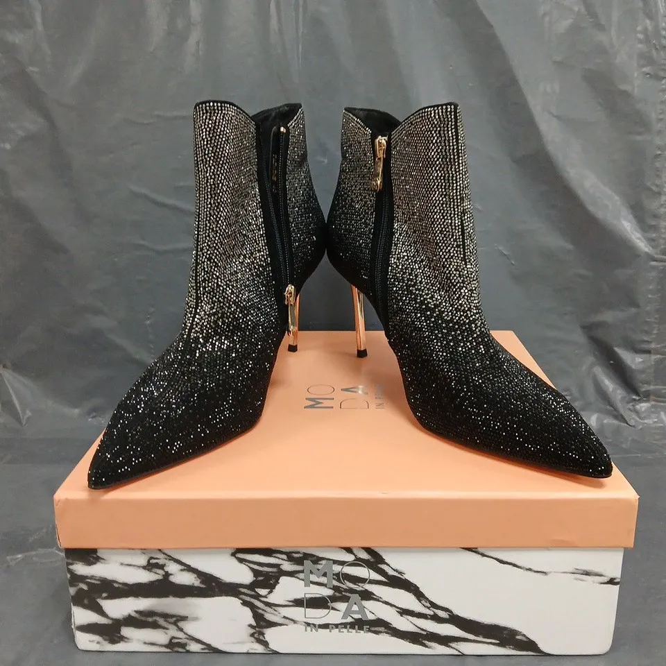 BOXED PAIR OF MODA IN PELLE HIGH HEELED POINTED TOE BOOTS IN BLACK/SILVER JEWELLED EFFECT SIZE EU 40