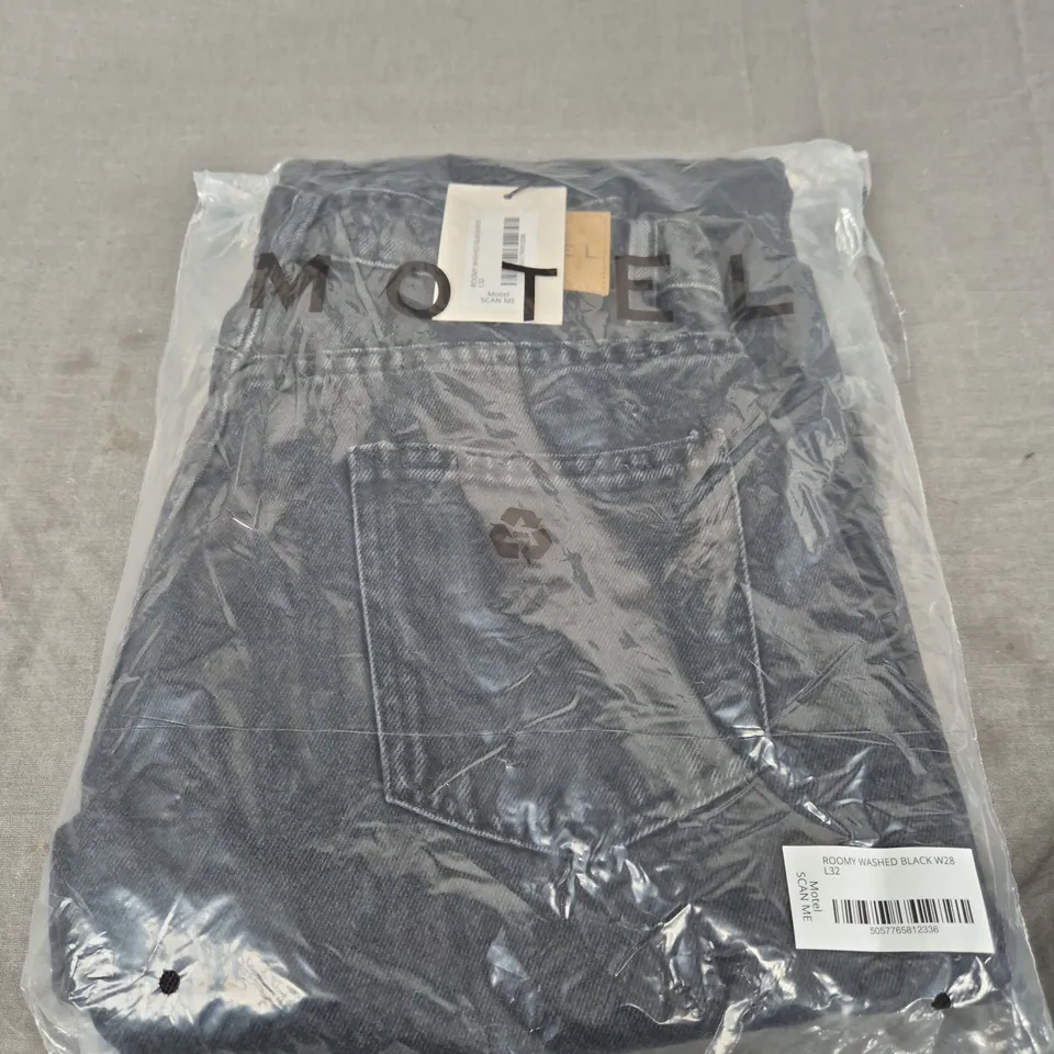 BAGGED MOTEL ROOMY WASHED JEANS SIZE W28