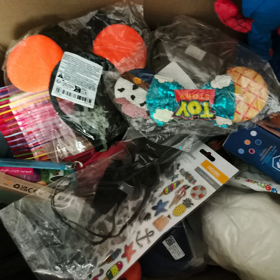 BOX OF APPROXIMATELY 20 ASSORTED TOYS AND GAMES TO INCLUDE MAGNETIC BUILDING CUBES, PHLAT BALL, ETC - COLLECTION ONLY