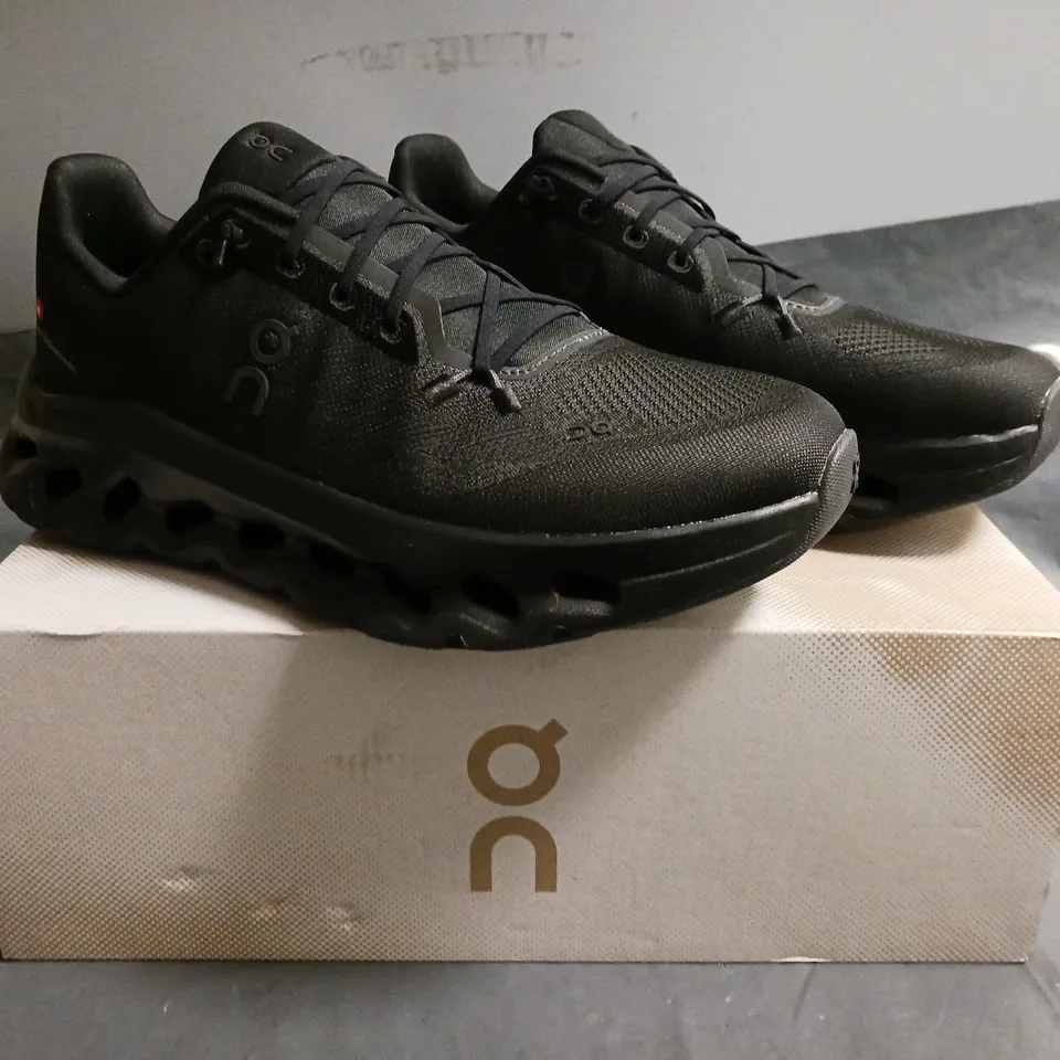 BOXED PAIR OF ON WOMEN'S CLOUDTILT SHOES IN BLACK UK SIZE 7