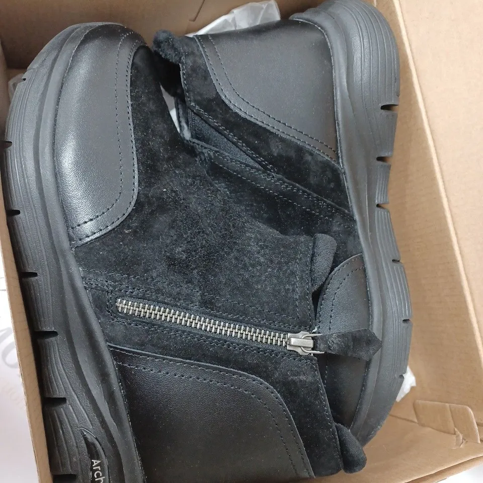 BOXED SKECHERS ARCH FIT SMOOTH ZIP BOOTS, BLACK - SIZE 6