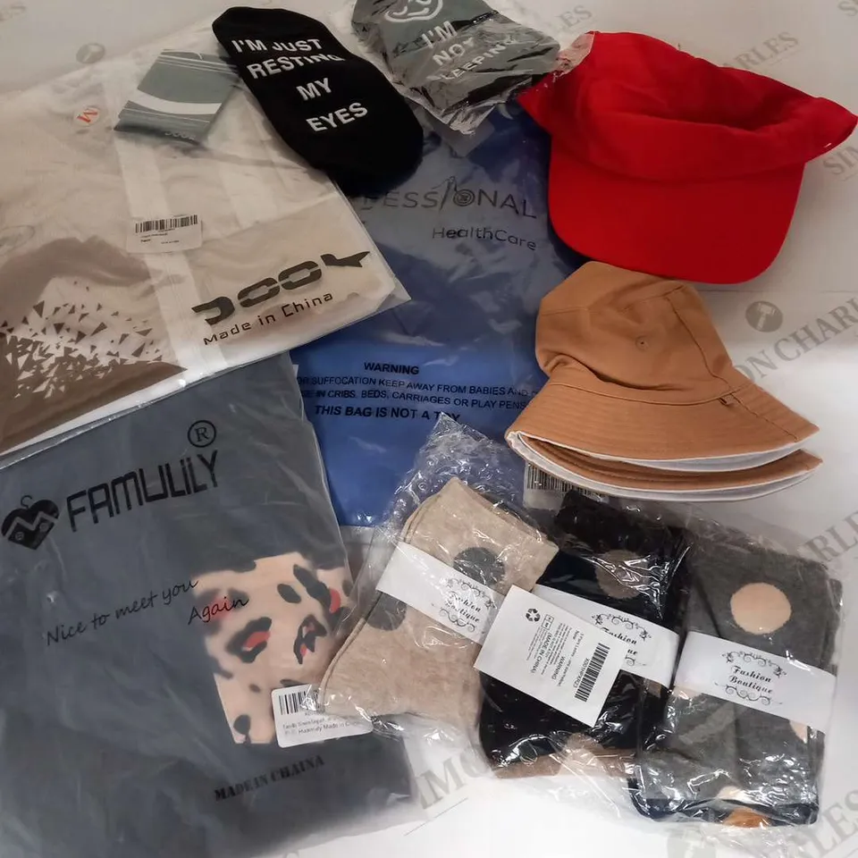 APPORXIMATELY 20 ITEMS OF ASSORTED CLOTHING AND ACCESSORIES TO INCLUDE;
