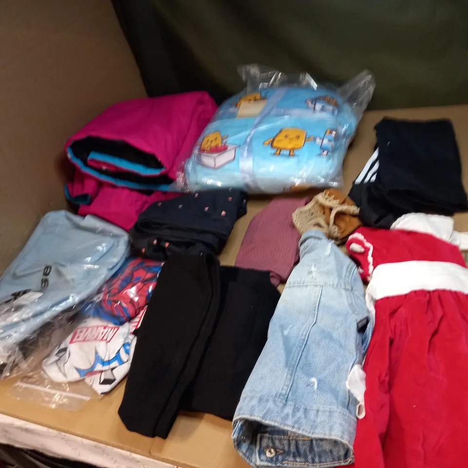 LOT OF APPROX 20 ASSORTED KIDS CLOTHING ITEMS TO INCLDE BABY GROWS, T-SHIRTS AND COATS