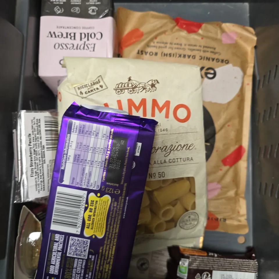 APPROXIMATELY 10 ASSORTED FOOD/DRINK PRODUCTS TO INCLUDE OXO CUBES, TRIP DRINK, PASTA ETC 