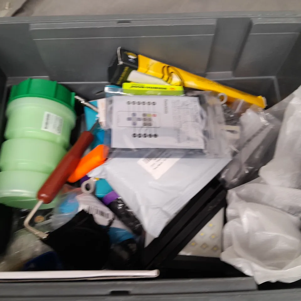 BOX OF ASSORTED HOUSEHOLD ITEMS TO INCLUDE LUGGAGE SCALES, PENS AND SPV LIGHTS
