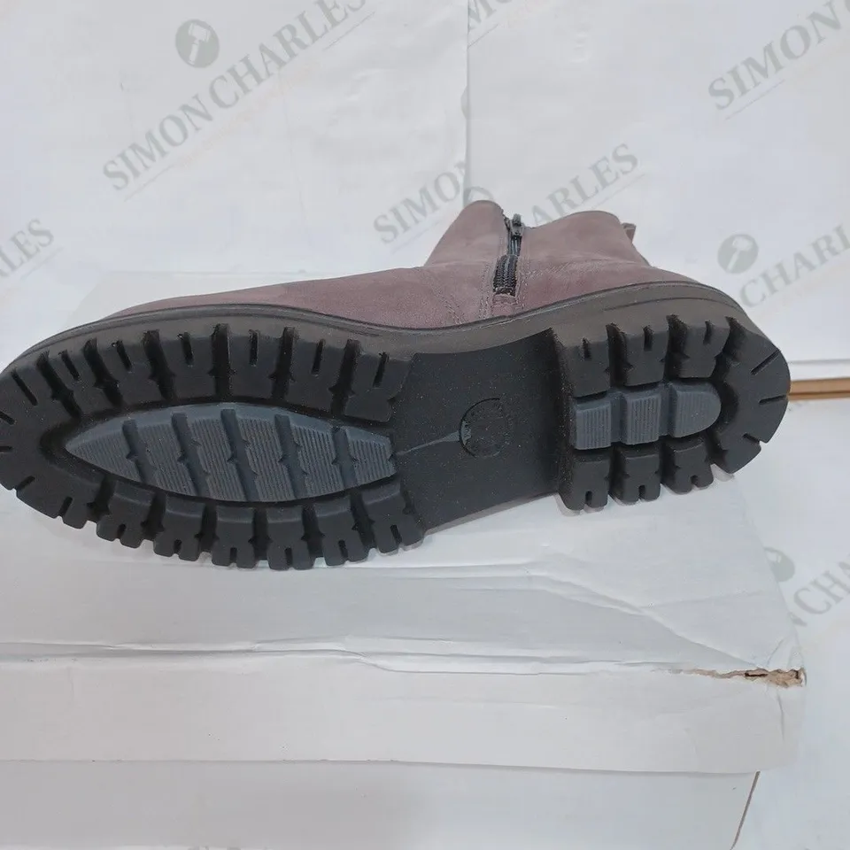 BOXED PAIR OF LEILA 02 LUCKY ANKLE BOOTS - TAUPE / SIZE: 39 EU 