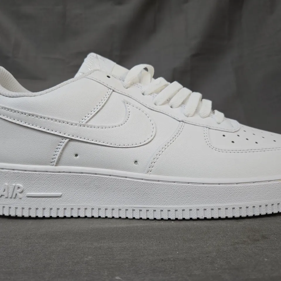 BOXED PAIR OF NIKE AIR FORCE 1 '07 SHOES IN WHITE UK SIZE 10