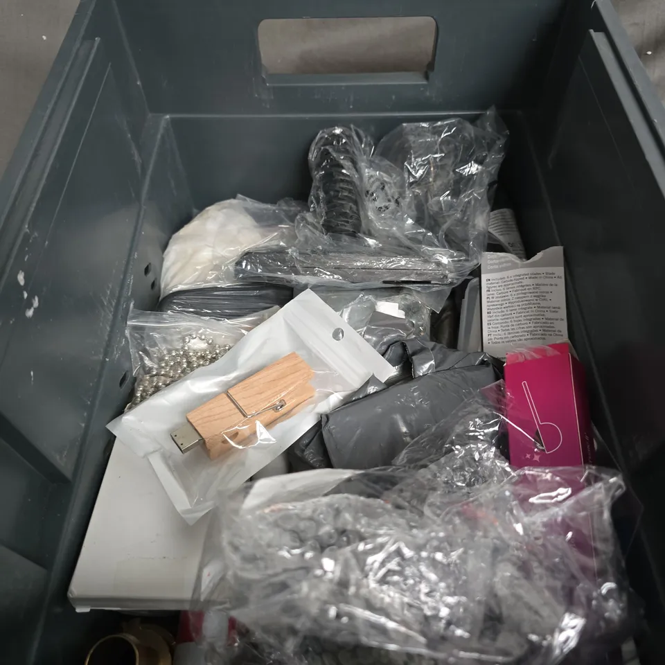 APPROXIMATELY 10 ITEMS OF ASSORTED ELECTRONICS & ACCESSORIES  – MIXED LOT INCLUDING HOUSEHOLD ITEMS .