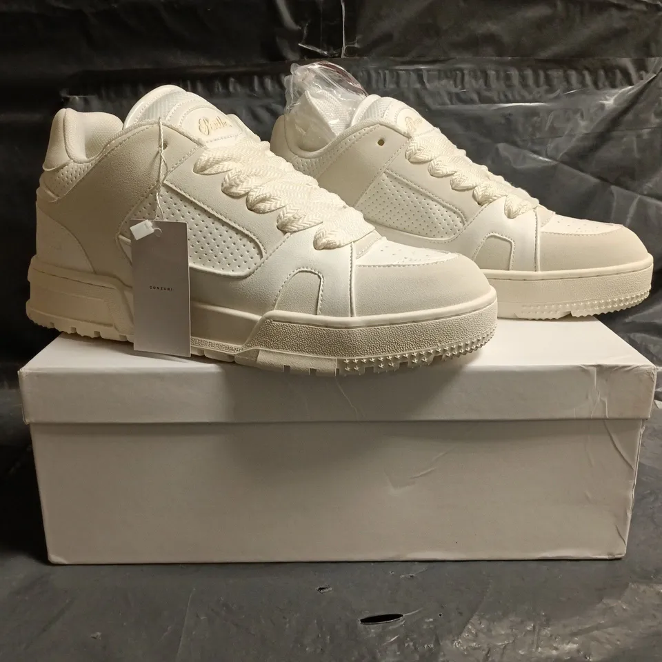 BOXED PAIR OF CONZURI PENTHOS SHOES IN CREAM SIZE 7