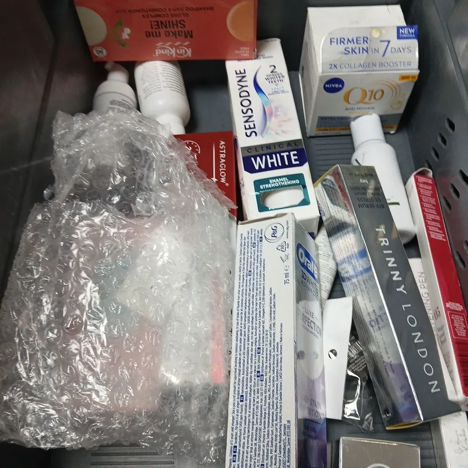 APPROXIMATEY 20 ASSORTED HEALTH AND BEAUTY PRODUCTS TO INCLUDE FALSE LASHES, ORAL-B TOOTHPASTE AND WEST & MONTH SERUM
