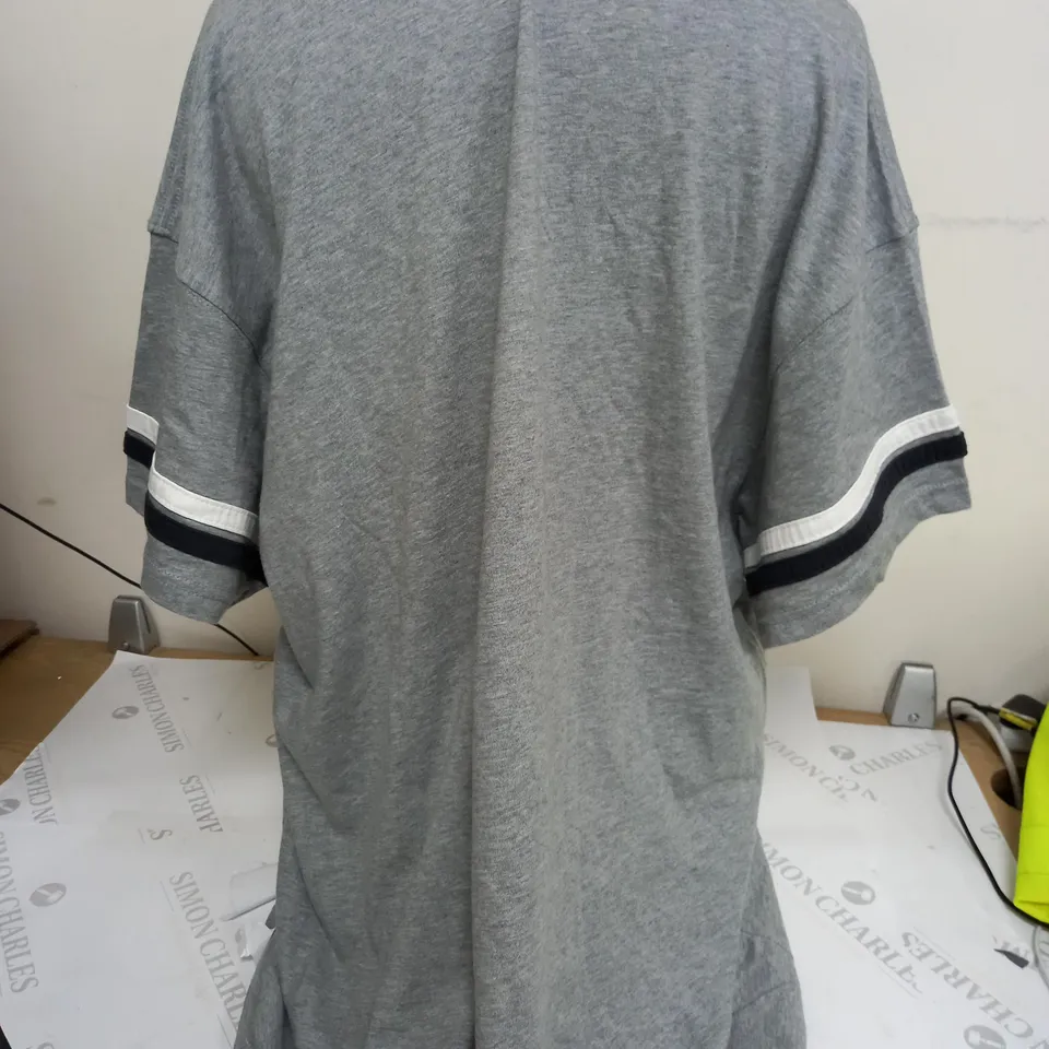 NIKE STITCHED LOGO ROUND NECK T-SHIRT IN GREY - XL