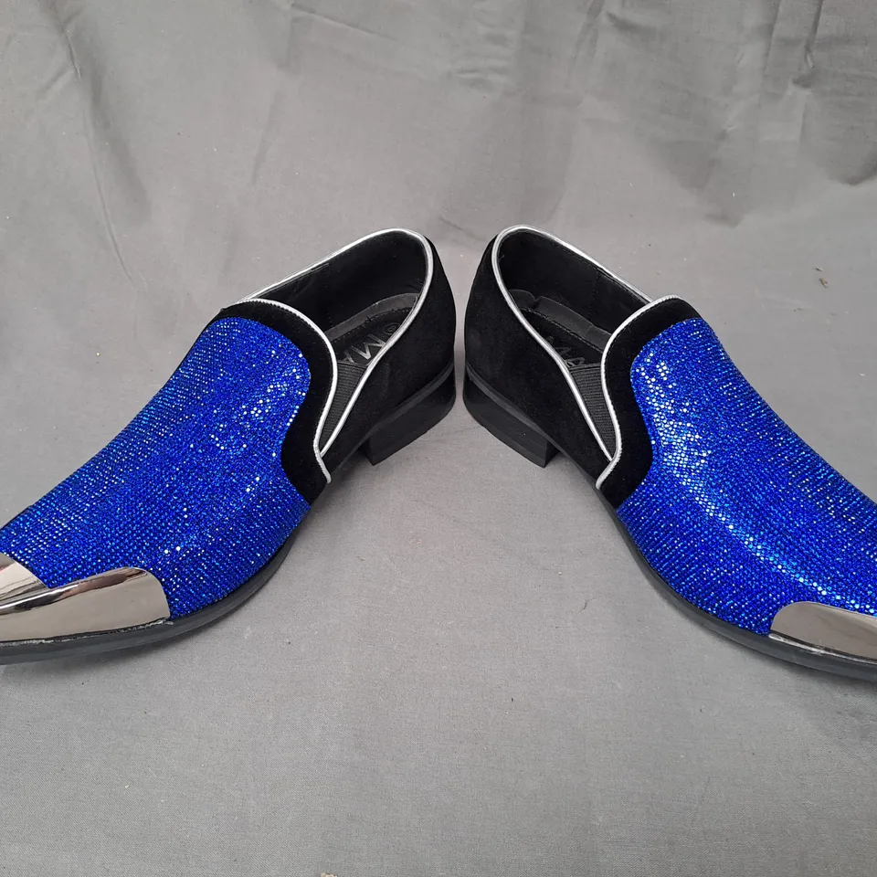 BOXED PAIR OF MALIN ADRIAN POINTED TOE SHOES IN BLACK/ROYAL BLUE SIZE 8
