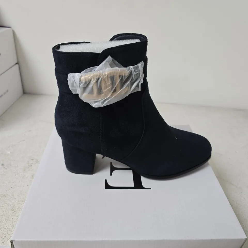 E SHOES BY EMMA ZELDA NAVY SUEDE ANKLE BOOTS – UK 8