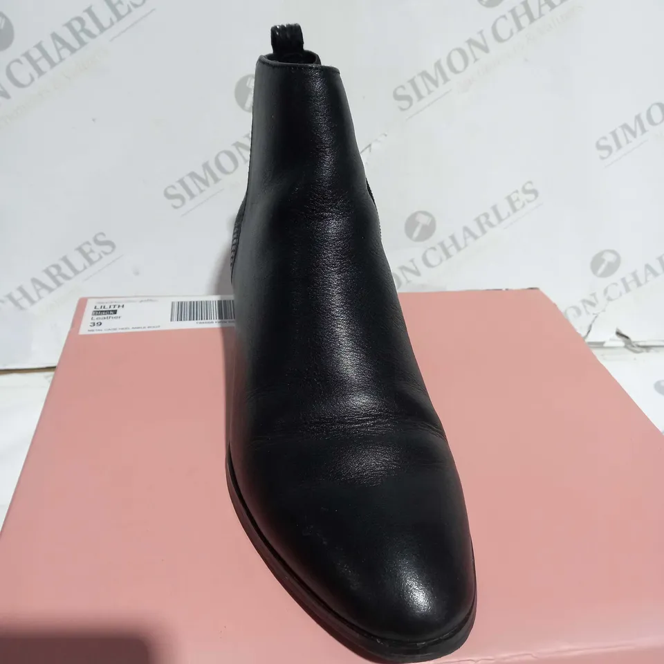 PAIR OF MODA IN PELLE LILITH ANKLE BOOTS BLACK LEATHER SIZE 6