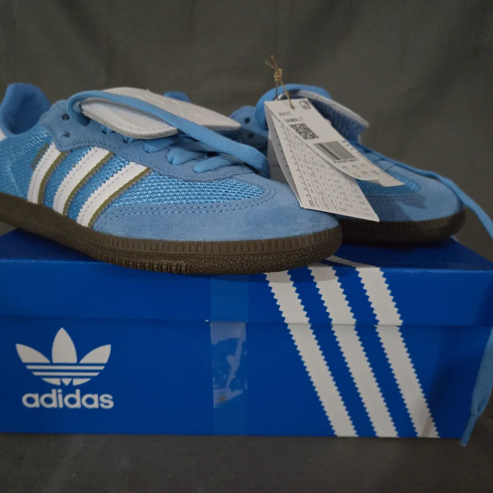 BOXED PAIR OF ADIDAS SAMBA LT SHOES BLUE/WHITE UK SIZE 4.5