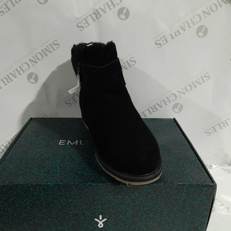 BOXED PAIR OF EMU AUSTRALIA FAUX SUEDE BOOTS IN BLACK - SIZE 7 