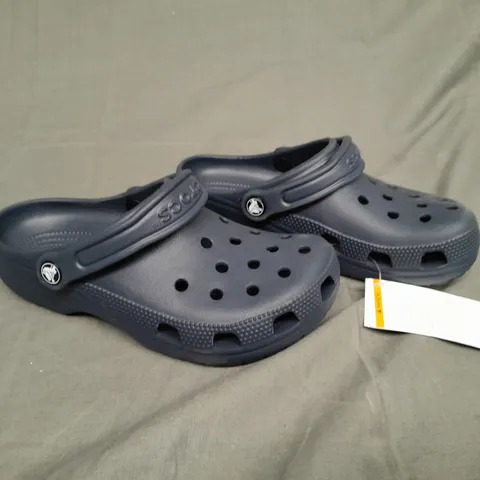 UNBOXED PAIR OF CLASSIC CROCS NAVY UK M5/W7