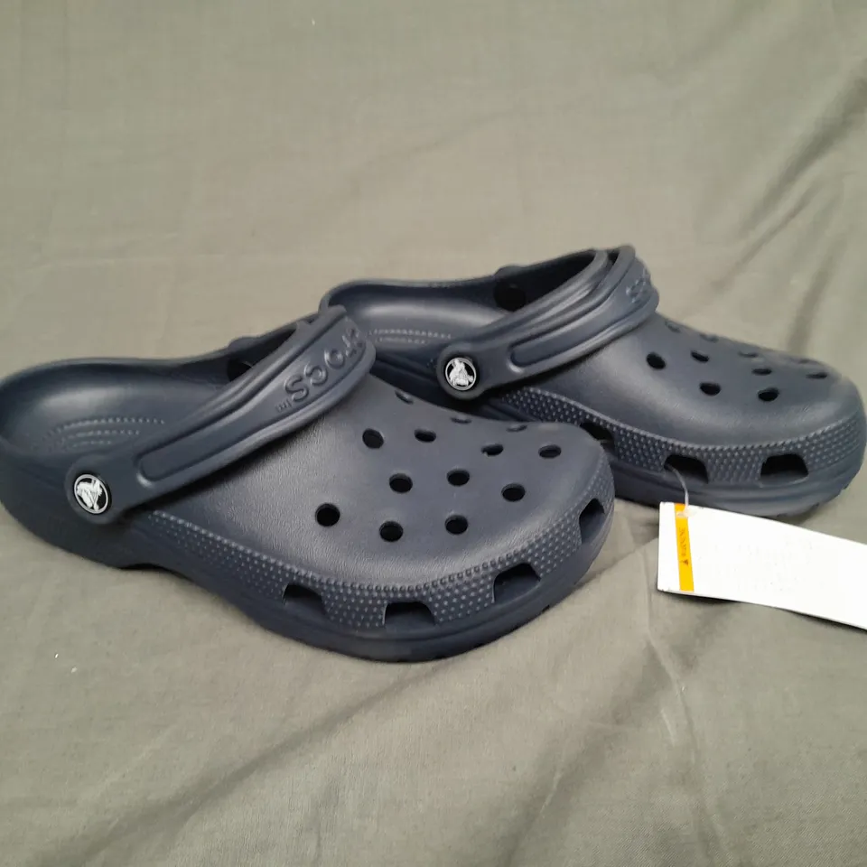 UNBOXED PAIR OF CLASSIC CROCS NAVY UK M5/W7