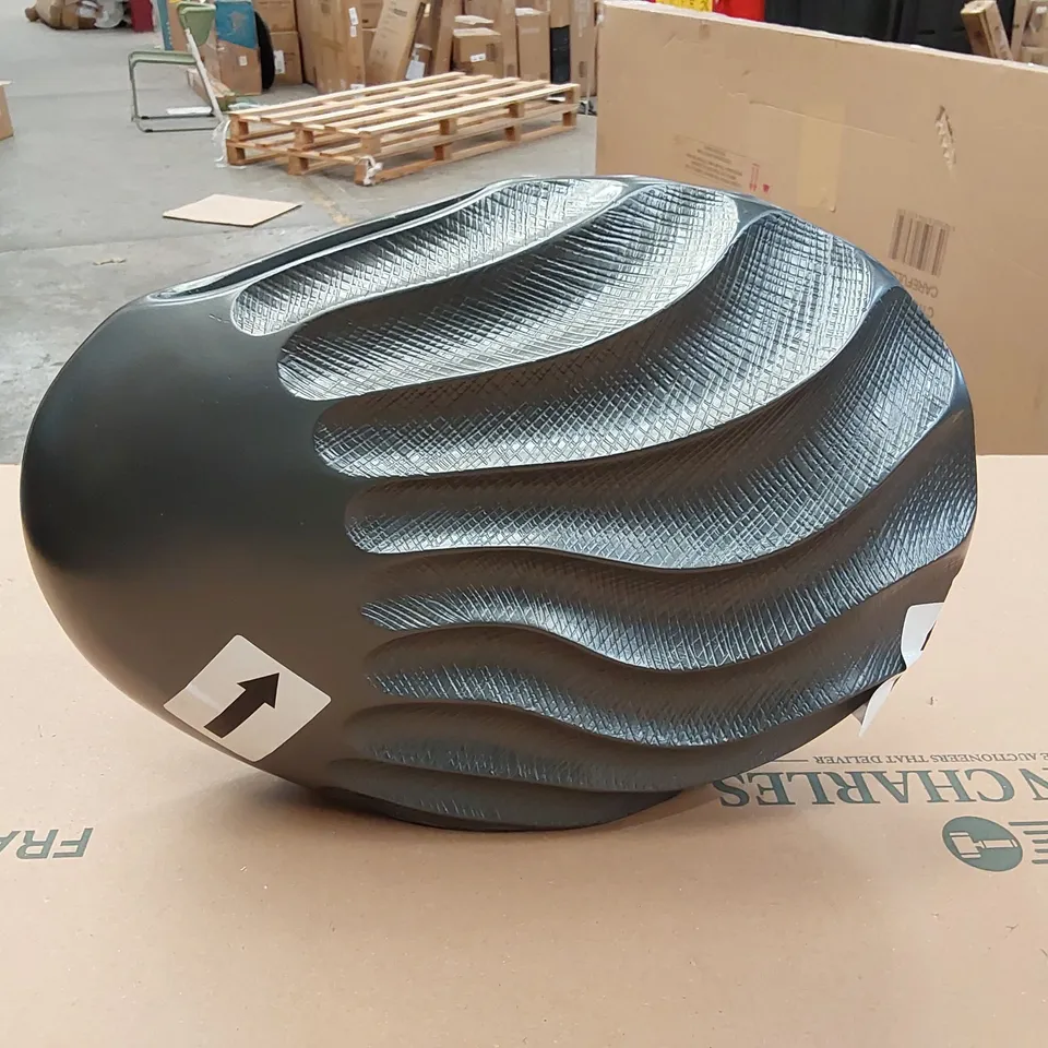 BOXED SAND WAVE DESIGN POLYRESIN VASE (1 ITEM)
