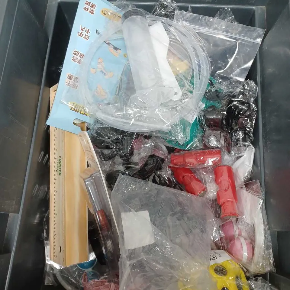 APPROXIMATELY 10 ASSORTED HOUSEHOLD ITEMS TOO INCLUDE - CAWSTON PRESS COLOURED PENCILS - YALE PADLOCK - OMUDA KEY HOLDER - ETC  