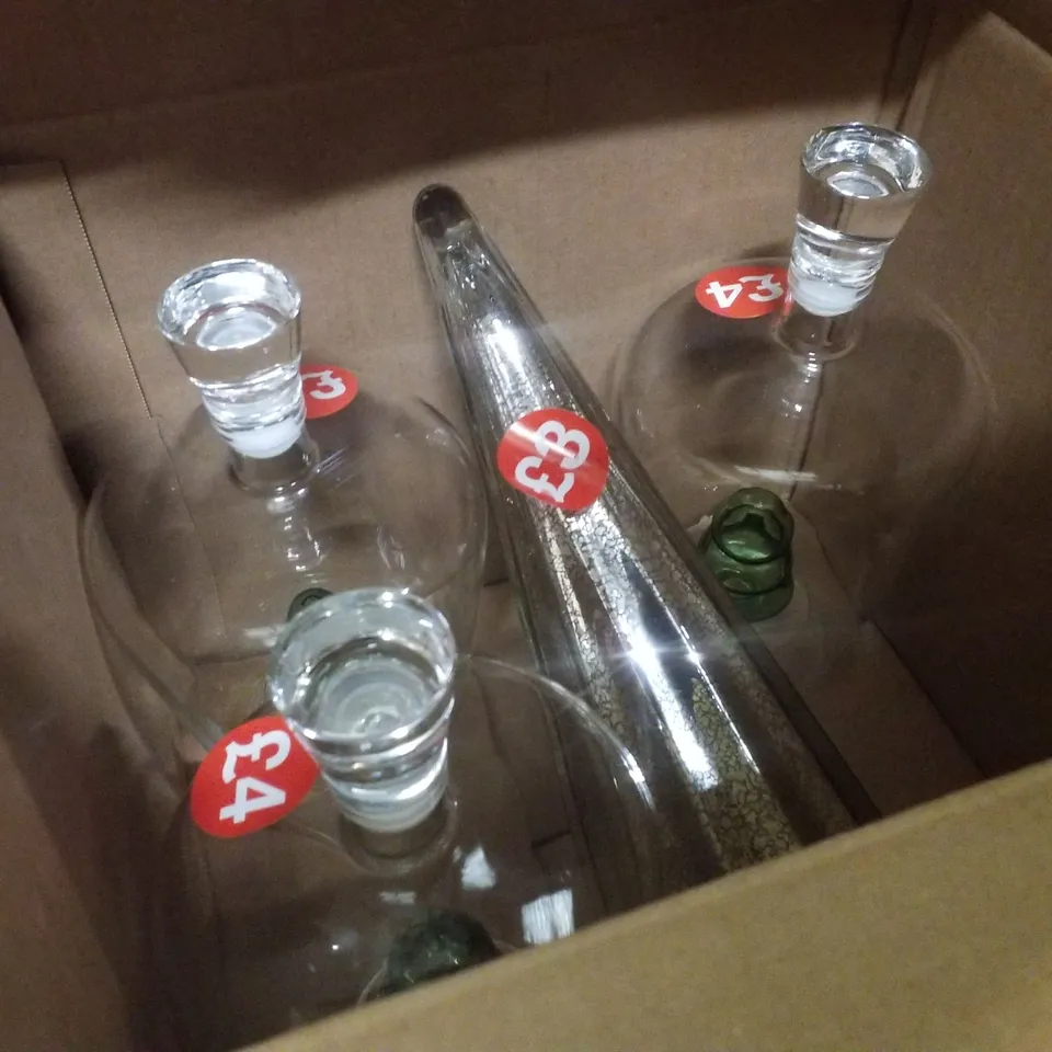 PALLET CONTAINING ASSORTED CHRISTMAS PRODUCTS & DECORATIONS INCLUDING GLASS DECROTIVE JARS, RATTAN STARS, 6-PACK FILLABLE CRACKERS, STOCKING & PERFUME DIFFUSER