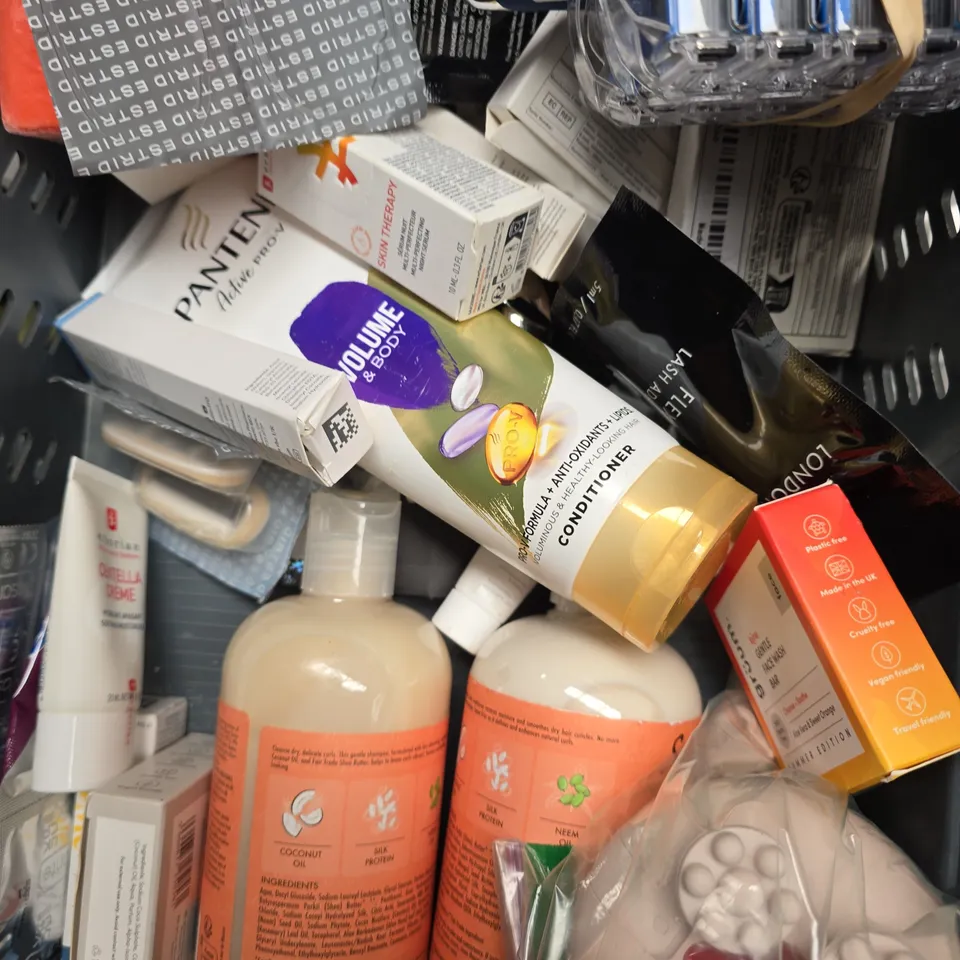 APPROX 12 ASSORTED BEAUTY PRODUCTS TO INCLUDE L'OREAL SHAMPOO, REN CLEANSING GEL, L'OREAL DIALIGHT TONER SHADE, ETC 