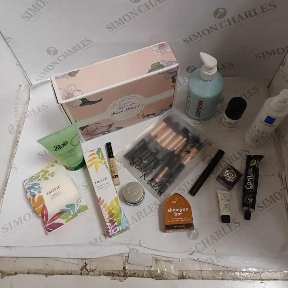LOT OF APPROX 20 ASSORTED HEALTH AND BEAUTY ITEMS- BATH BOMB SET, MAKEUP BRUSH SET,THE BODY SHOP EYE MASK