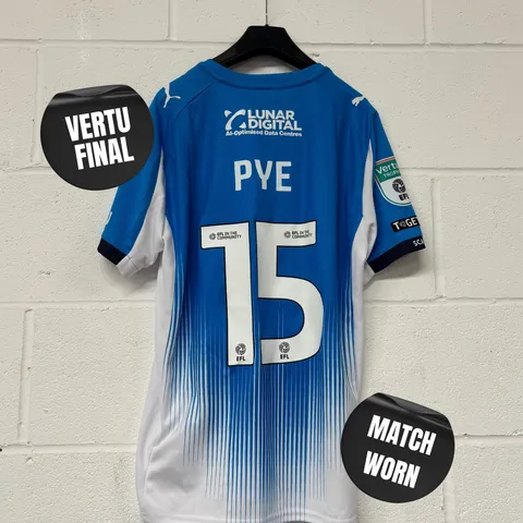 STOCKPORT COUNTY F.C VERTU TROPHY FINALS MATCH WORN HOME SHIRT IN BLUE/WHITE - EU M / ETHAN PYE #15