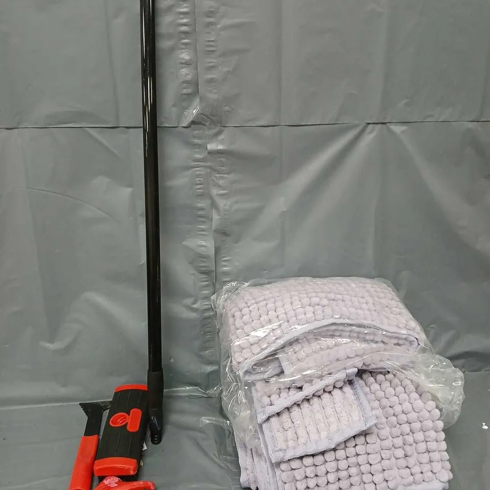 APPROXIMATELY 10 HOUSEHOLD ITEMS TO INCLUDE A SFIXX BRUSH AND A BATHROOM MAT SET