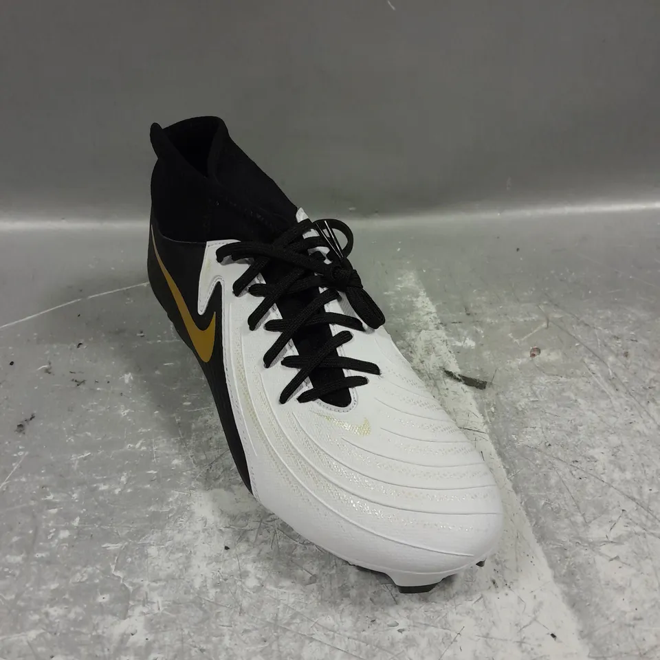 PAIR OF NIKE SKIN PHANTOM LUNA CYCLONE 360 FOOTBALL BOOTS IN WHITE/BLACK/GOLD SIZE UK 6