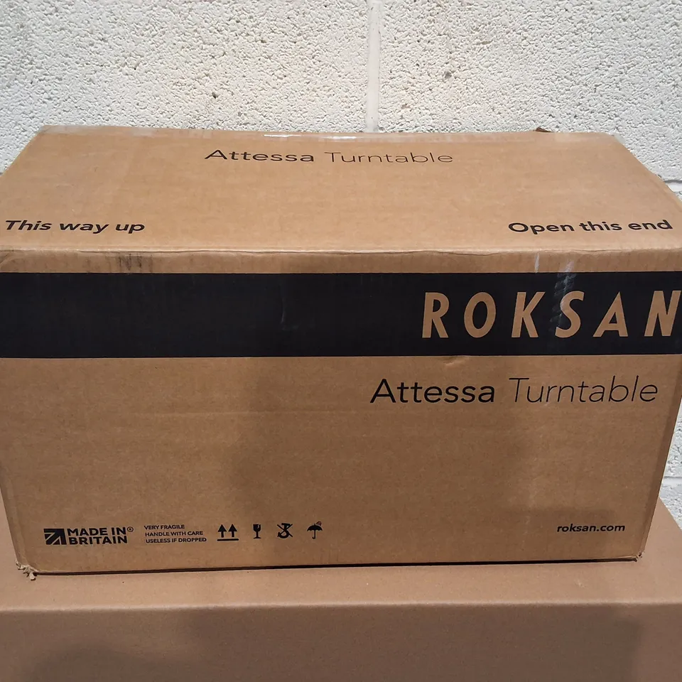 BOXED ROKSAN ATTESSA TURNTABLE IN WHITE 