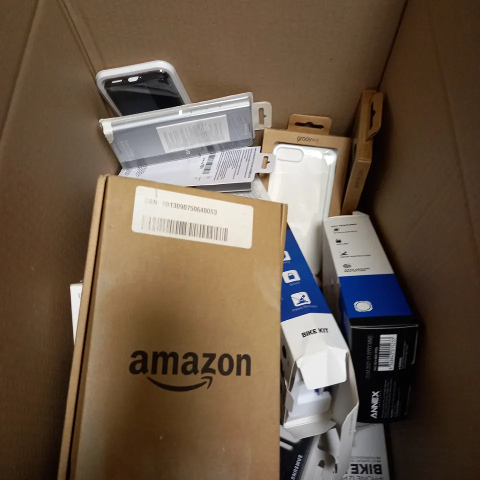 BOX OF APPROX 20 ELETRICAL ITEMS AND ACCESSORIES TO INCLUDE SONY PSVR PROCESSOR UNIT, AMAZON KINDLE AND SAMSUNG GALAXY S20+ SMART COVER ETC 