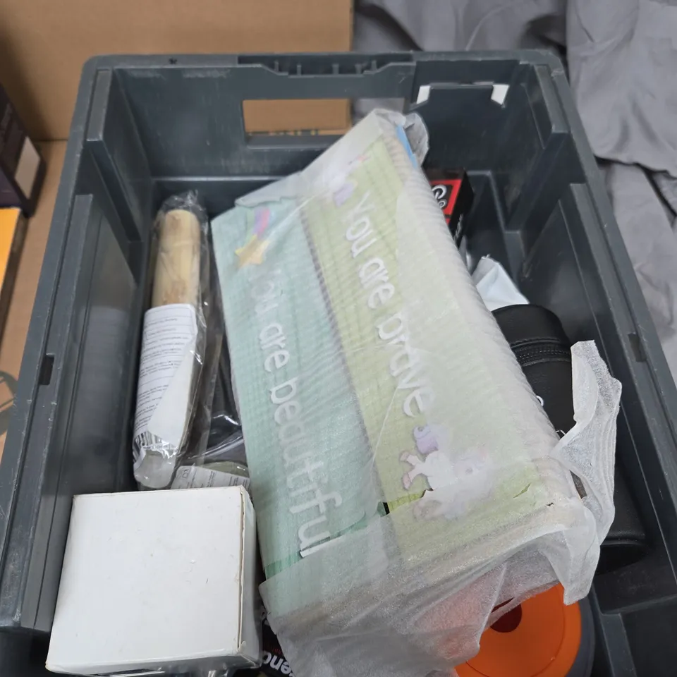 APPROXIMATELY 15 ASSORTED HOUSEHOLD ITEMS TO INCLUDE PINKING SHEARS, OIL SPRAY BOTTLE AND STAINLESS STEEL CUTLERY SET