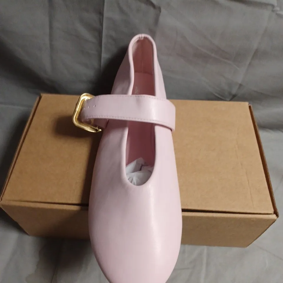BOXED PAIR OF PASTEL PINK MARY JANE SHOES WITH BUCKLE STRAP – WOMEN'S - UK SIZE 8
