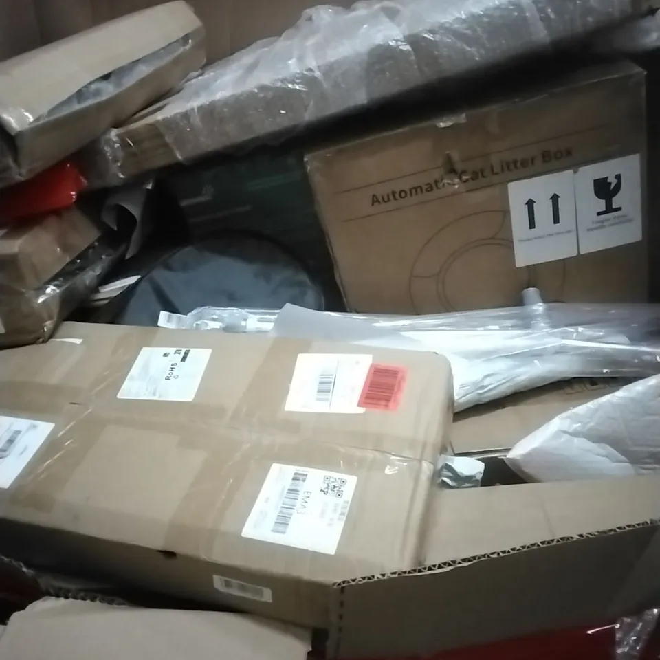 A PALLET CONTAINING ASSORTED HOUSEHOLD GOODS AND PRODUCTS TO INCLUDE; L SHAPED DESK, BABY MAT, BLINDS, BOXED FURNITURE ETC